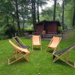 leżaki na polanie piknikowej