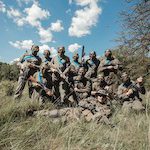uczestnicy gry w paintball