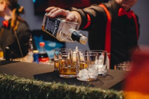 Profesjonalny serwis barmański i degustacje trunków podczas wieczornego bankietu firmowego