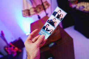 Atrakcje na eventy firmowe – fotobudka z akcesoriami podczas bankietu integracyjnego pod Warszawą.