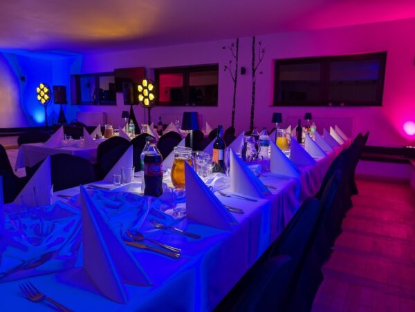 Kameralna sala kominkowa na bankiety firmowe pod Warszawą – przytulne wnętrze idealne na kolacje biznesowe do 45 osób